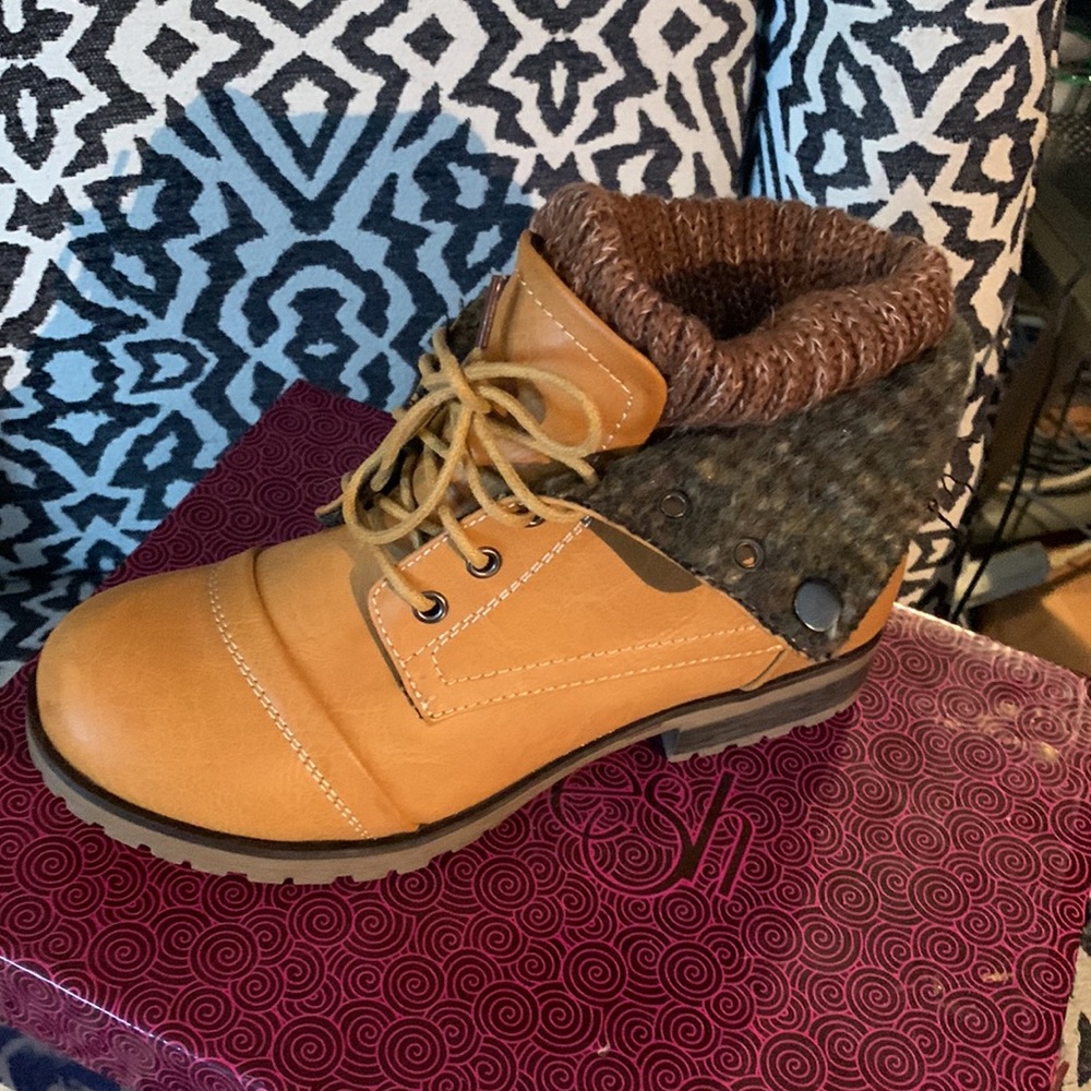 NWT Refresh Wynn’s-01 Lace up combat boot